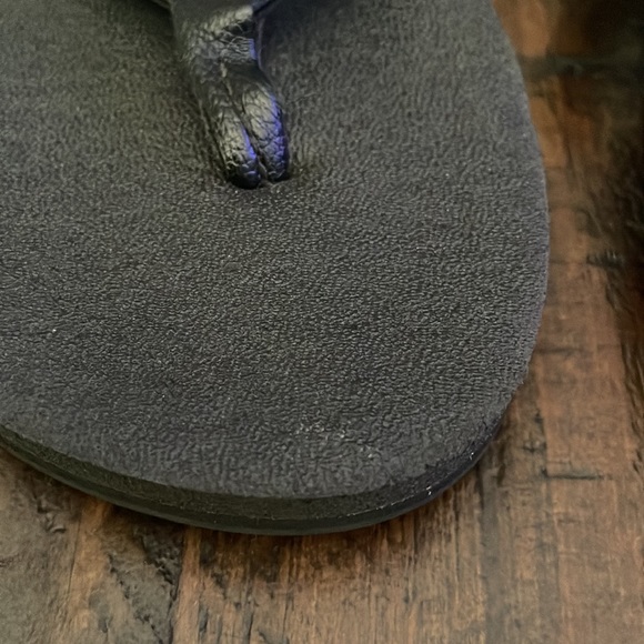 SANUK black flip flops size 6-6.5 (?) GUC - Picture 3 of 11